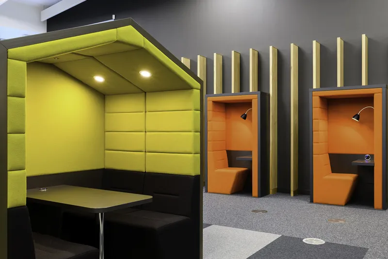 Phone booths in your custom colours: outfit your open space!