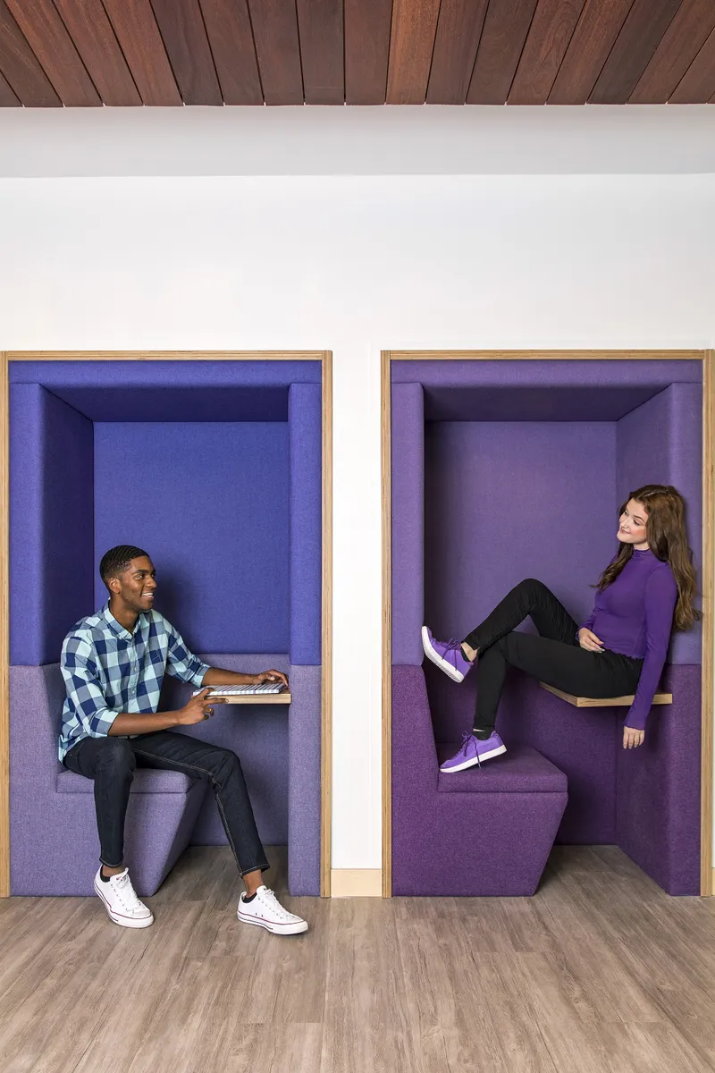 Phone booths in your custom colours: outfit your open space!